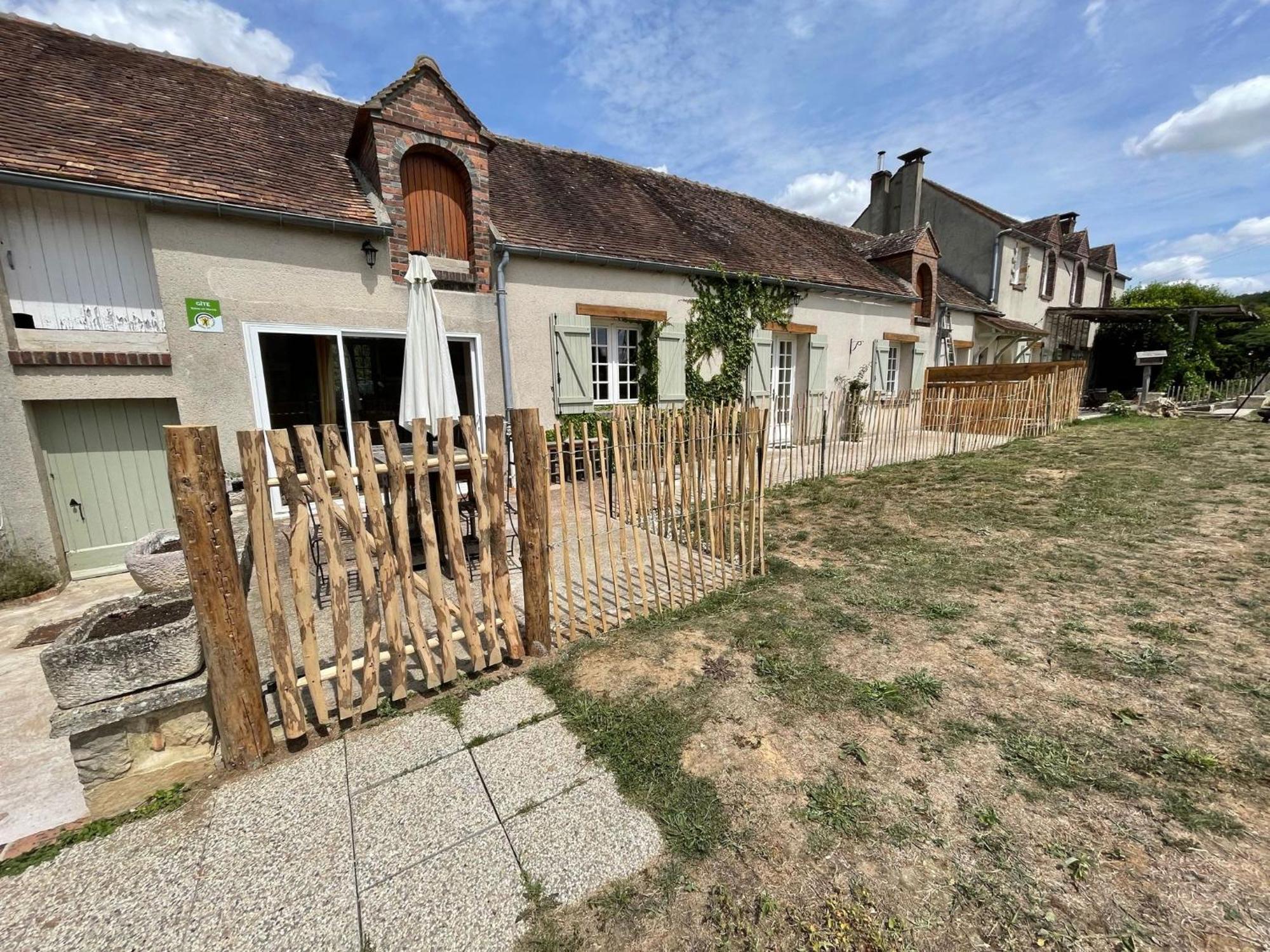 Le Gite De Gaia Otel Villemer  Dış mekan fotoğraf